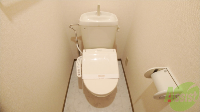 トイレ　温水洗浄機能付きのトイレです。きれいで落ち着ける空間。