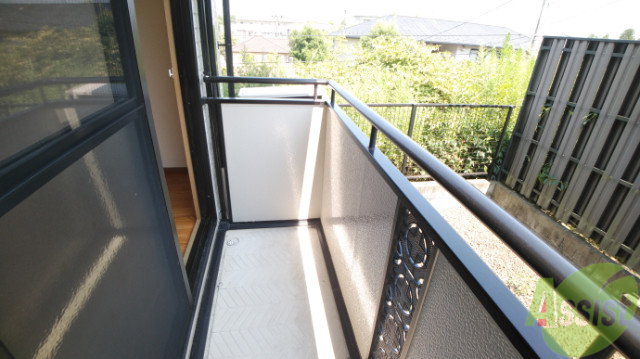 バルコニー　リビングからつながるバルコニーは陽の光がよく当たる快適空間