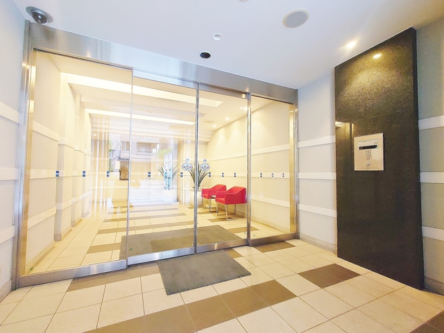 エントランス　オートロック・防犯カメラ付き