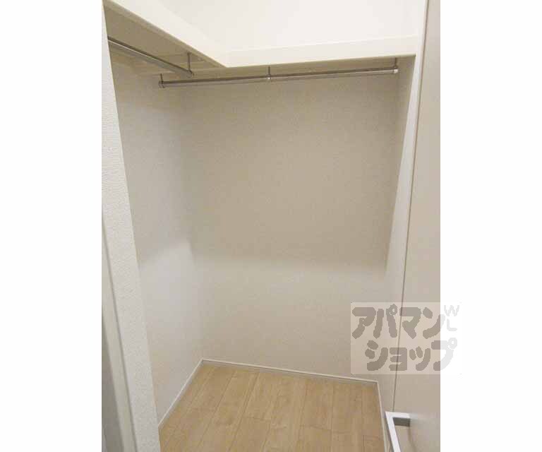 収納　洋服もたくさんかけられます。