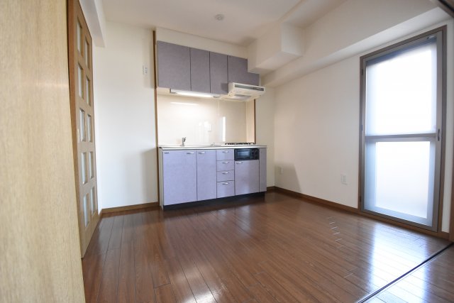 居室・リビング　床色が落ち着いた色合いでとてもきれいです♪