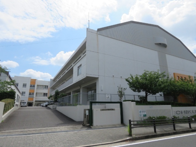 中学校　名古屋市立千種台中学校（中学校）まで985m