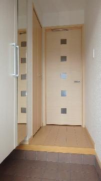 玄関　大きな姿見付の下駄箱がある玄関♪