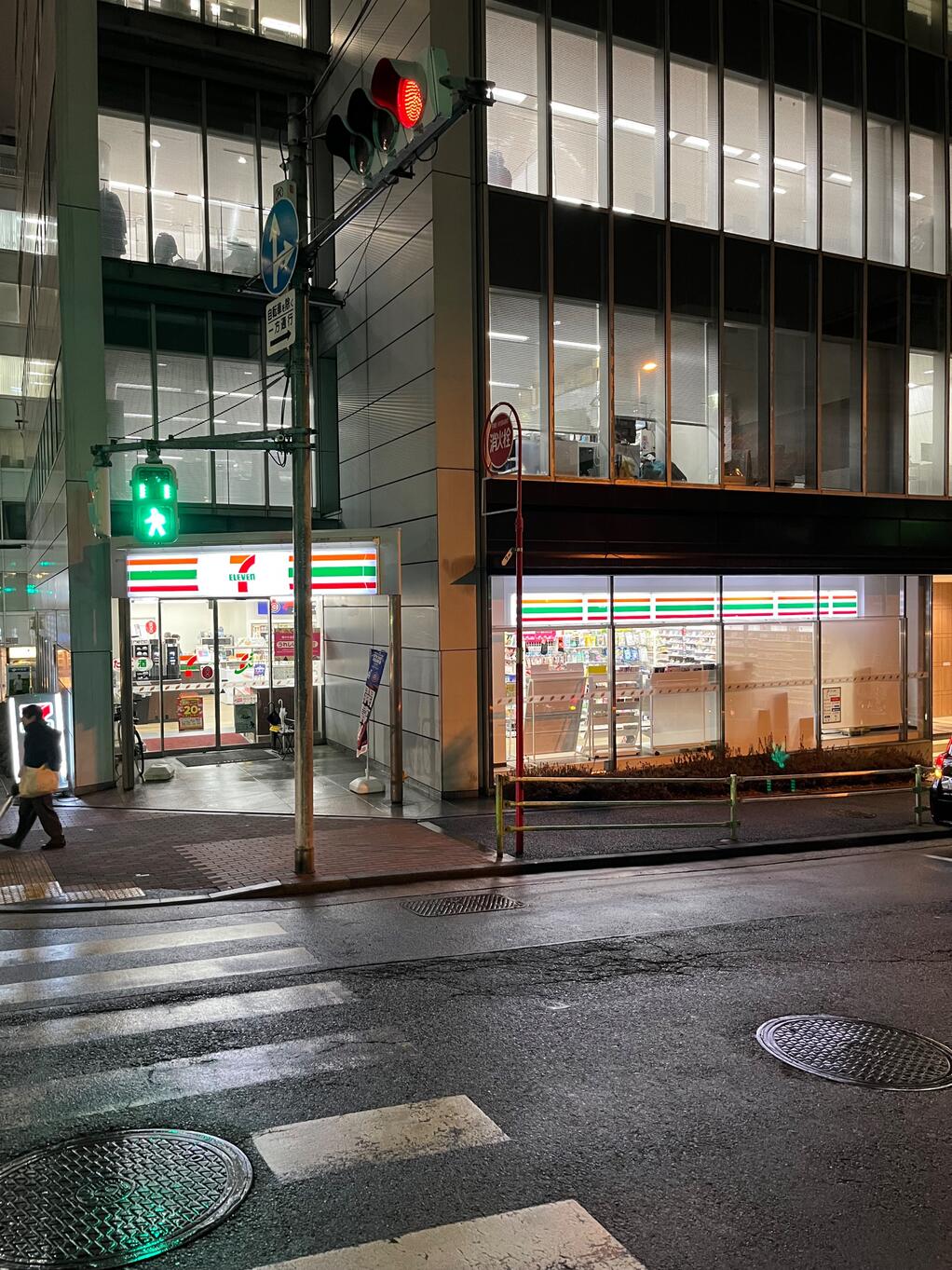 コンビニ　セブンイレブン銀座3丁目店（コンビニ）まで99m