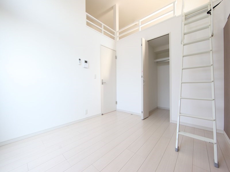 居室・リビング　洋室5.7帖　ロフト6.8帖（収納にも寝室にも使えます）