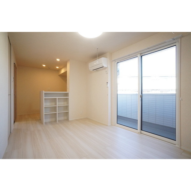 居室・リビング　高い天井の室内、随所に気遣いを感じます