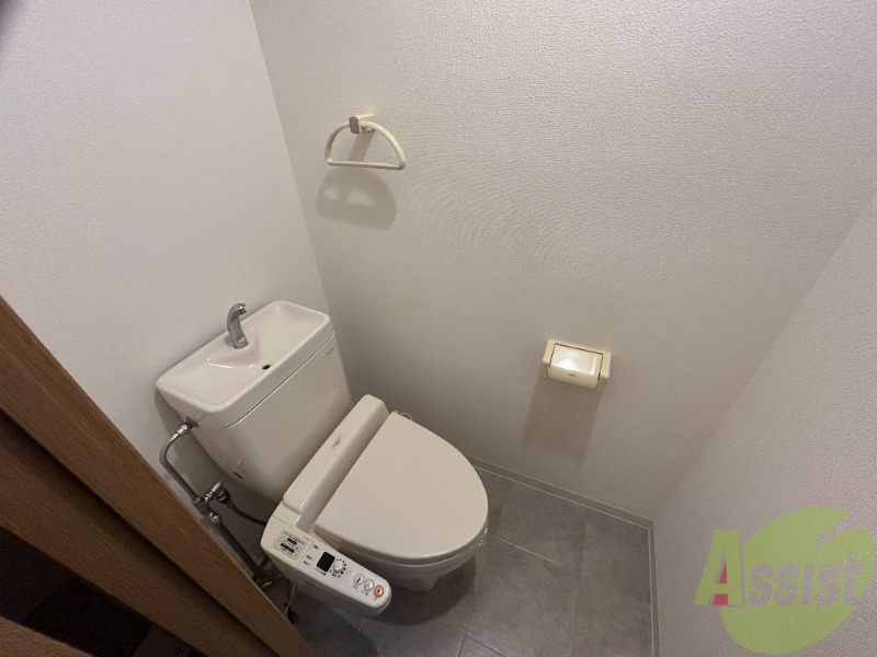 トイレ　温水洗浄便座となっており、快適にお使いいただけます。