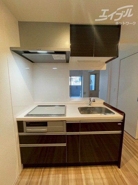 キッチン　シックな色調のカウンターキッチンです。