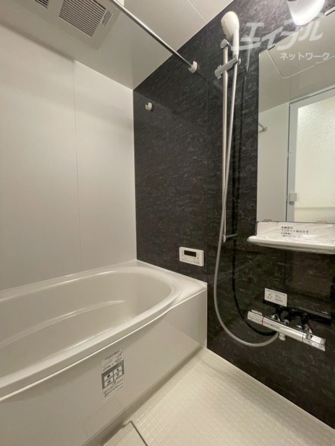 バス・シャワールーム　白黒のお洒落な浴室です。