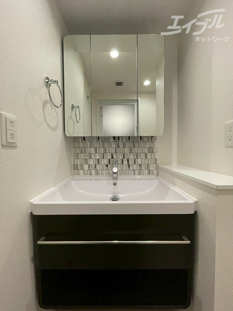 洗面設備　おしゃれな独立洗面台です。