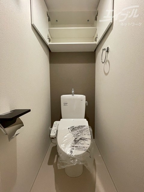トイレ　モノトーンな色調のトイレです。