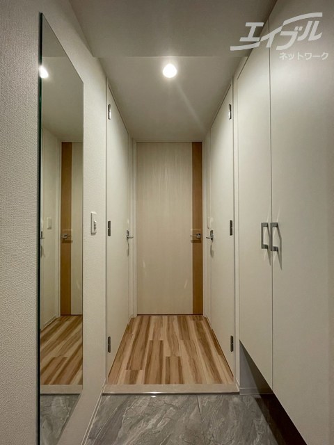 玄関　鏡付きの玄関です。
