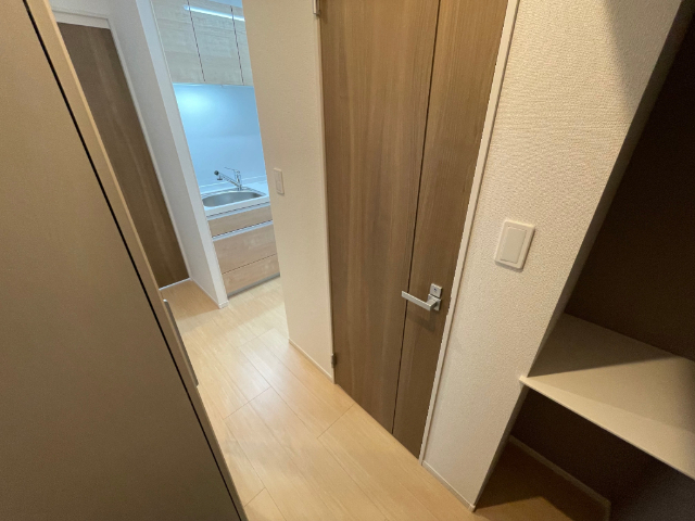 玄関　２０２号室の写真です。