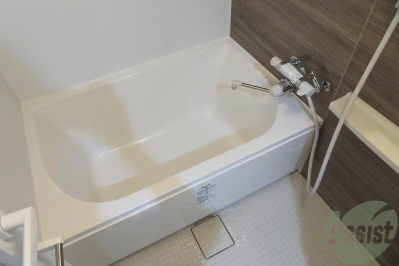 バス・シャワールーム　浴槽はかなり大きく疲れをとるのに最適。ゆっくり浸かりましょう