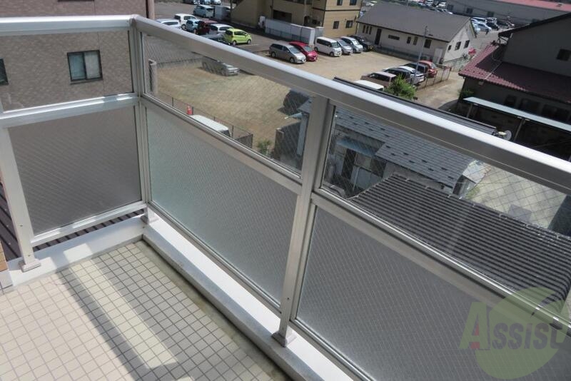 バルコニー　バルコニーは銀色のオシャレな仕様になっています。いいなー。