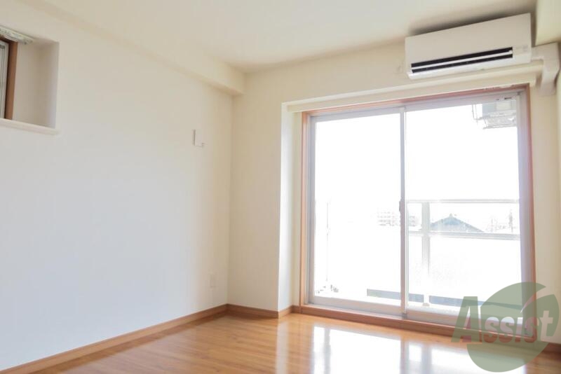 居室・リビング　７帖もある広々とした洋室です。陽当たり良好にて過ごしやすい