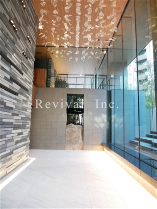 ロビー　天井の高いロビー空間