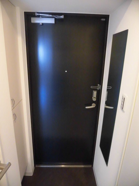 玄関　※同物件別部屋参考写真
