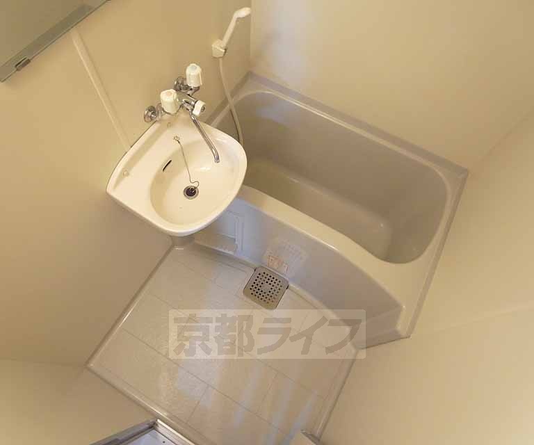 バス・シャワールーム　清潔感のあるお風呂ですね。