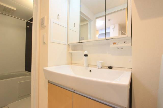 洗面設備　洗面台もオシャレで機能的