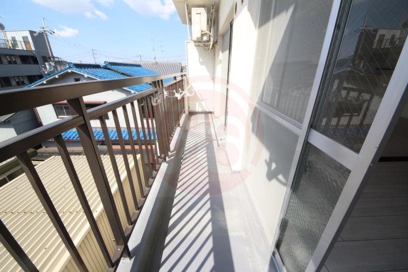 バルコニー　暖かな日差しのふりそそぐバルコニー