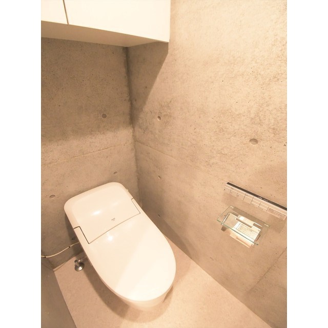 トイレ　落ち着いた色調のトイレです