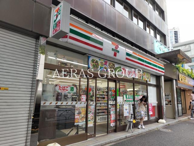 コンビニ　セブン-イレブン 港区乃木坂駅南店（コンビニ）まで405m