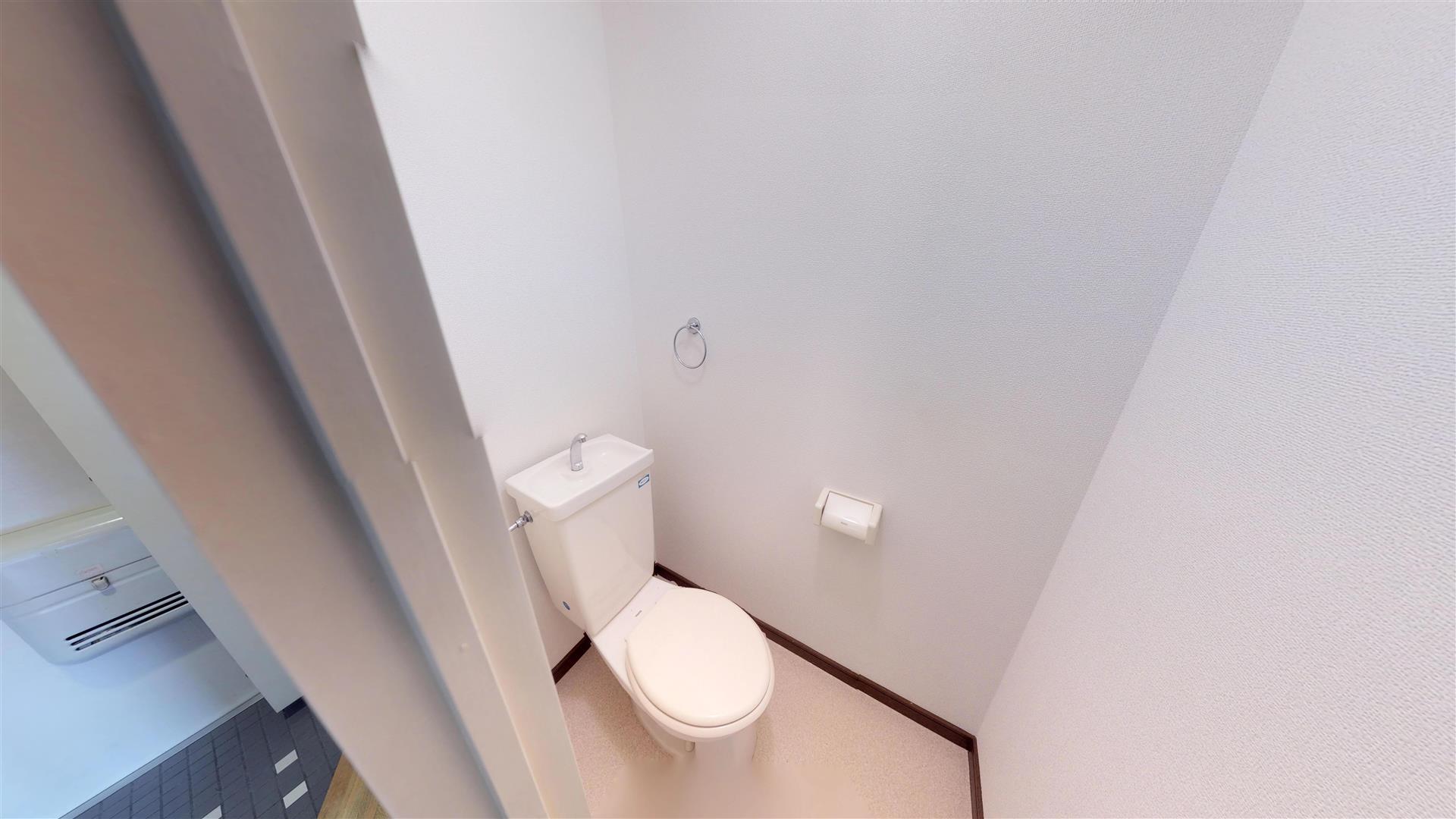 トイレ　（反転タイプのお部屋です）