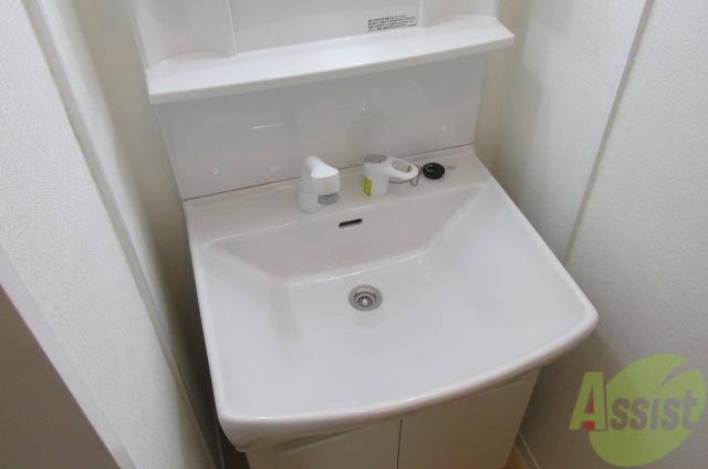 洗面設備　シャンドレ付の洗面台。