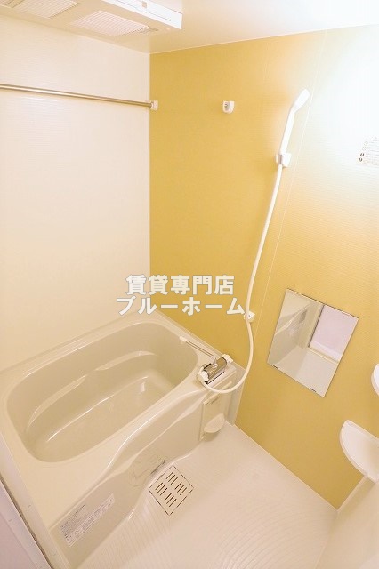 バス・シャワールーム　オートロック付きの立派なエントランスです