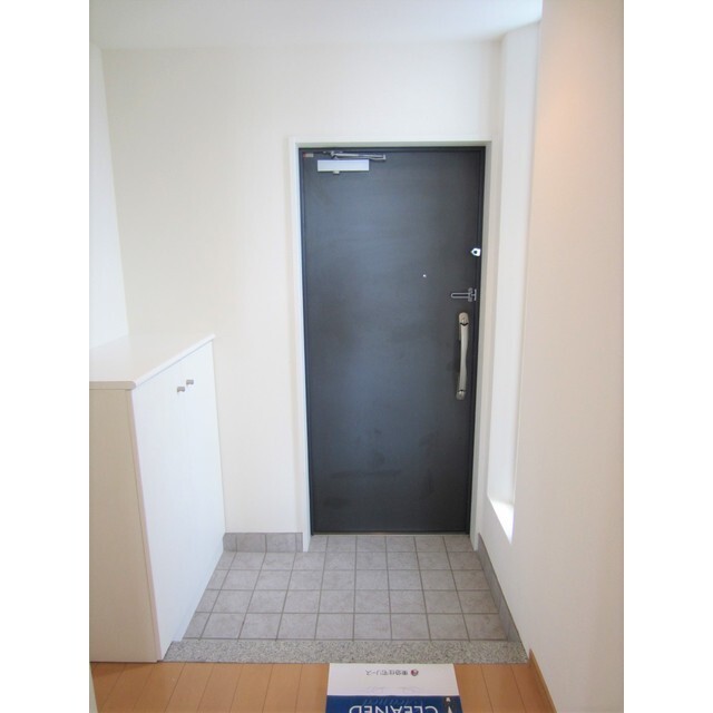 玄関　※別部屋の参考写真です。