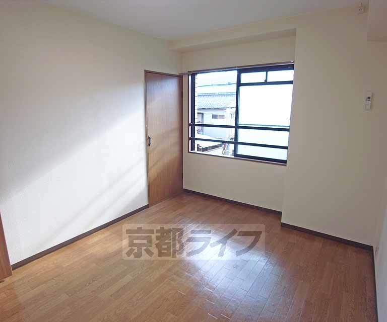 居室・リビング　明るい洋室の寝室風通しも良好でした。