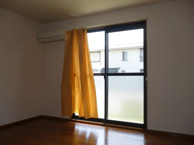 居室・リビング　落ち着いた雰囲気のＬＤＫにはエアコンが完備されております