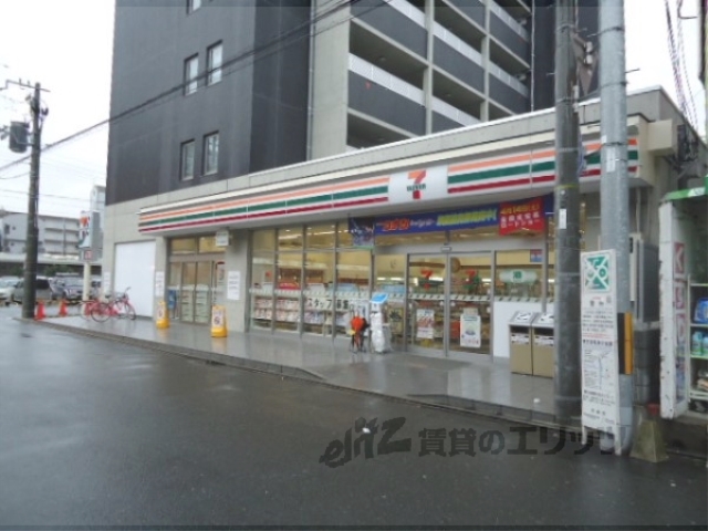 コンビニ　セブンイレブンＪＲ西大路駅前店（コンビニ）まで300m