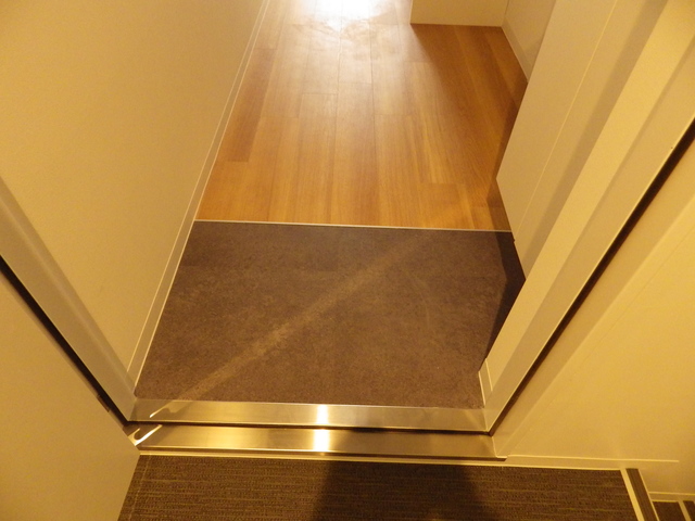 玄関　同管理会社類似物件