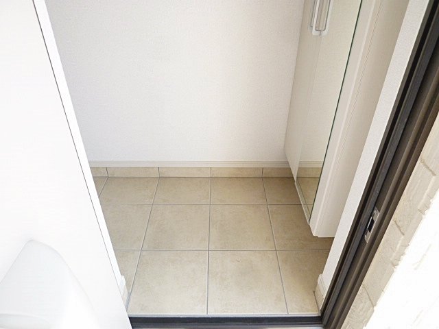 玄関　※このお写真は同物件の反転タイプの別のお部屋のお写真です。現