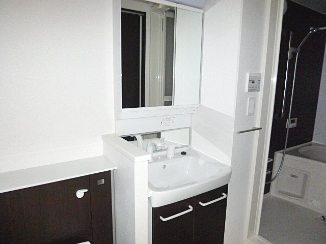 洗面設備　※このお写真は同物件の反転タイプの別のお部屋のお写真です。現