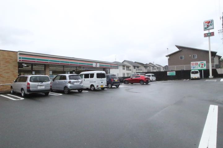 コンビニ　セブンイレブン（コンビニ）まで1047m