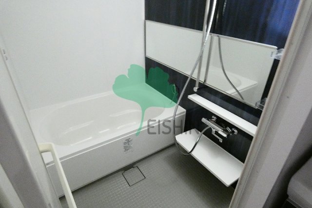 バス・シャワールーム　洗い場からバスタブまで続く鏡や蛇口に台があるのもシャンプーな