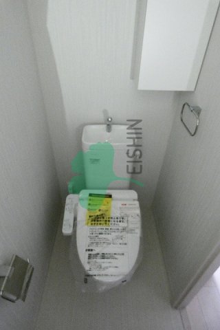 トイレ　温水洗浄暖房便座・収納棚付きです！