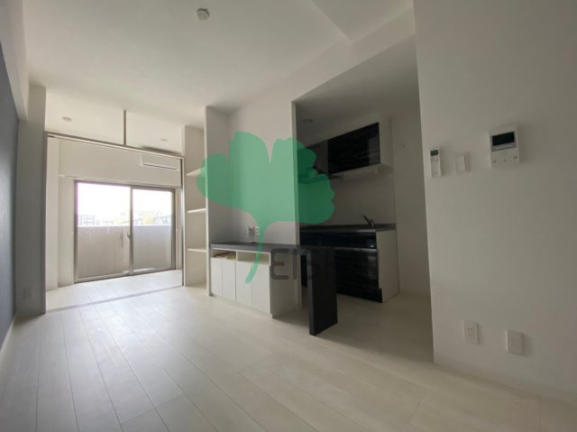 居室・リビング　リビングには収納棚もあり日常使うアイテムなどを収納することが