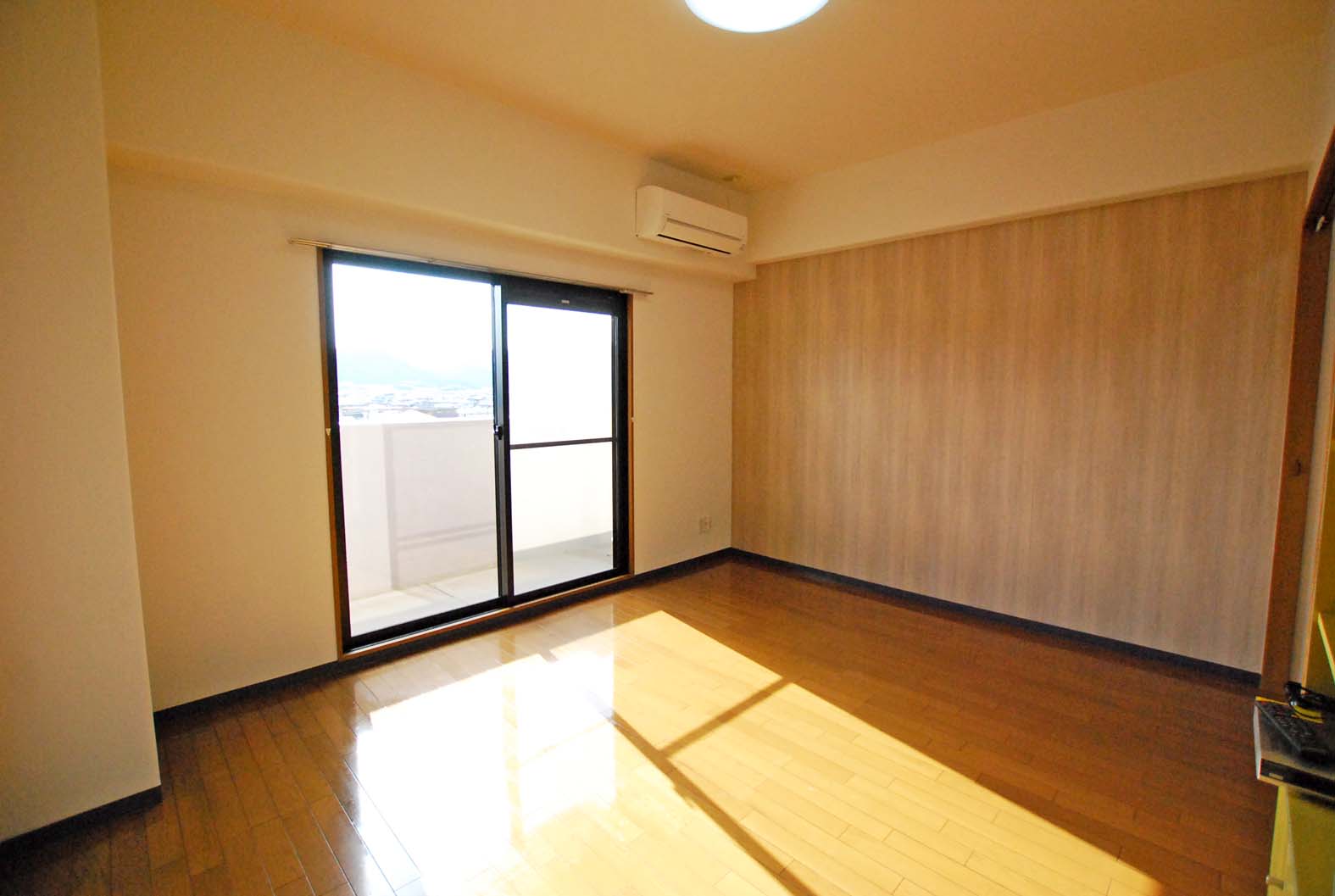 その他部屋・スペース　部屋の中から窓側を見たところ