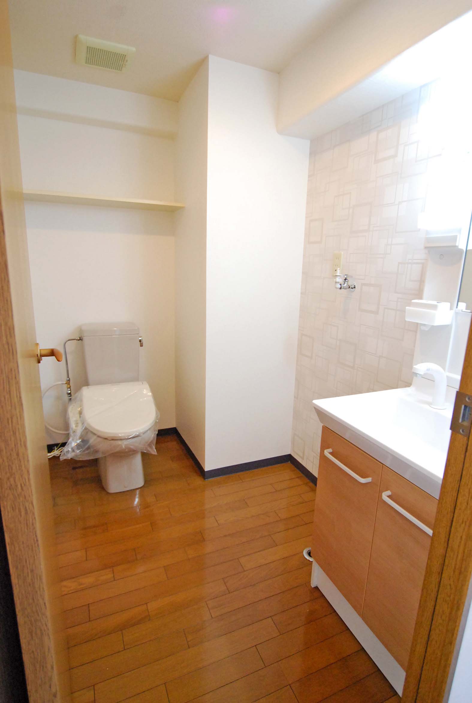 洗面設備　洗面台とトイレ同じフロアにあります