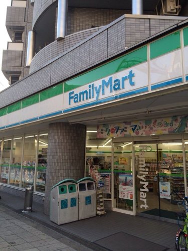 コンビニ　ファミリーマート 天六駅前店（コンビニ）まで305m