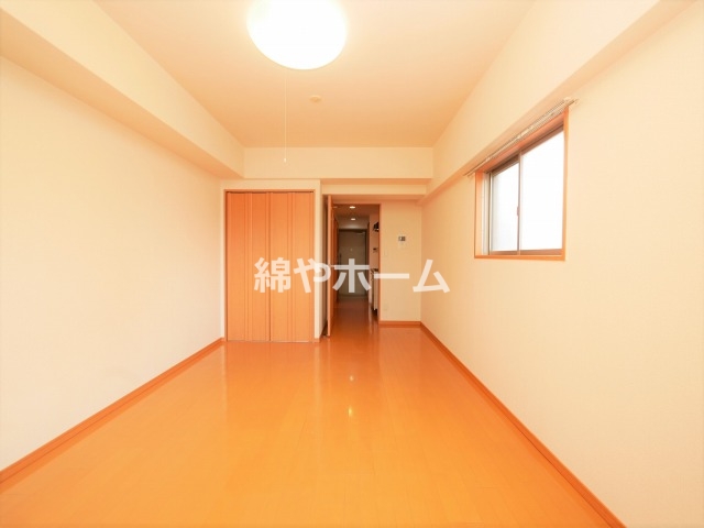 その他部屋・スペース　落ち着いた色調の寝室です