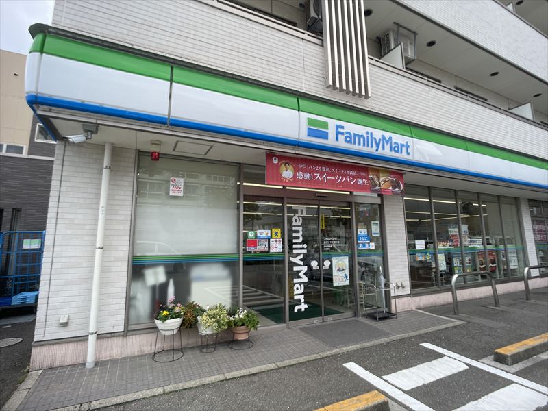 コンビニ　ファミリーマート金沢けやき通り店（コンビニ）まで724m