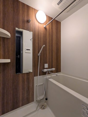 バス・シャワールーム　落ち着いた空間のお風呂です