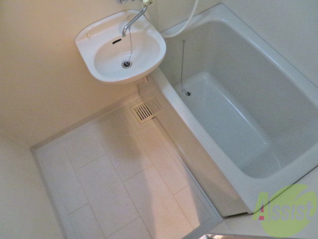 バス・シャワールーム　バスルームは狭すぎず、シャワーも浴びやすそうです。