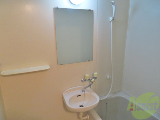 洗面設備　浴室には洗面ボウルが御座います。手洗いはこちらで。