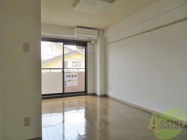 居室・リビング　７帖の洋室です。広々として、きれいですね。